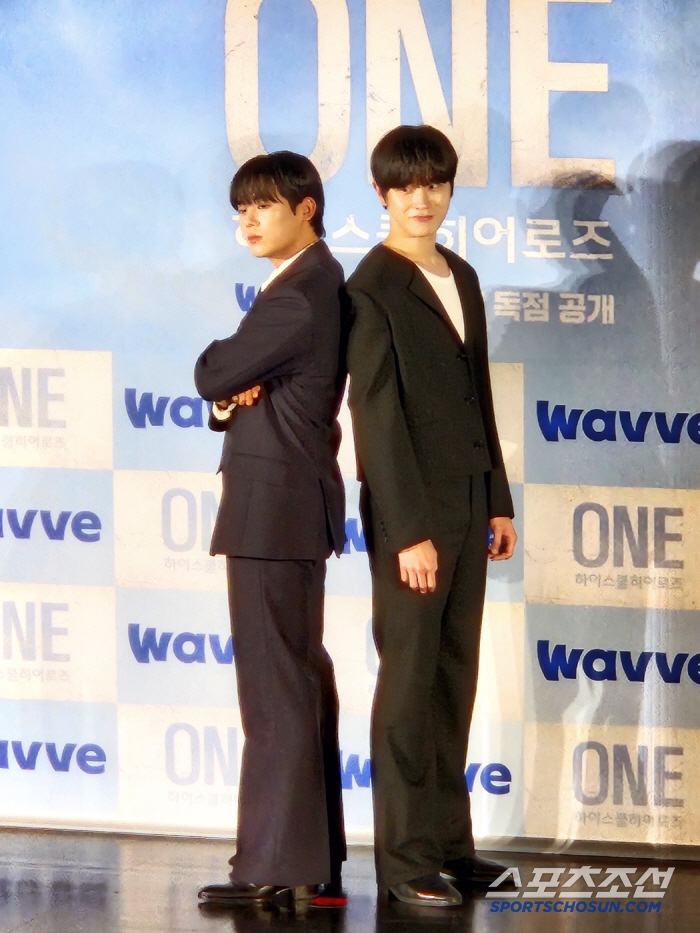 “잘생긴 게 최고” ‘ONE : 하이스쿨 히어로즈’ 감독이 밝힌 이정하X…