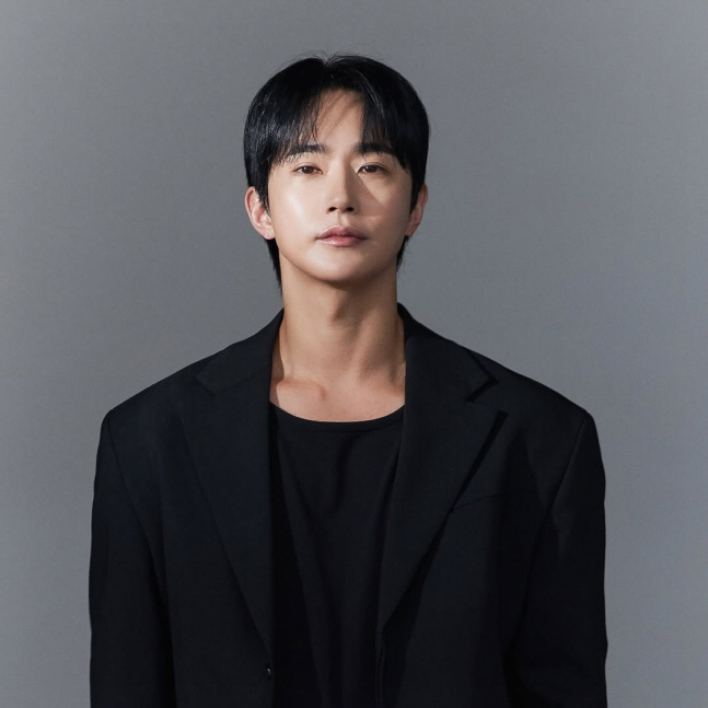 폭행·편취 의혹 전호준, ‘더 투나잇쇼’ 하차…극단 “윤리적 책임 고려”