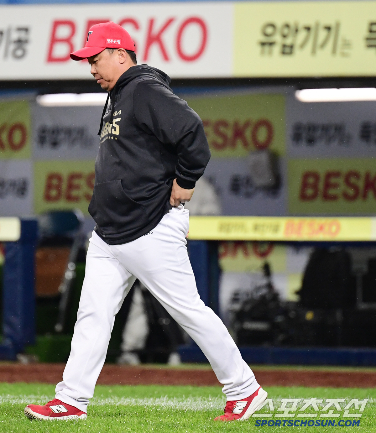 "못 뛰게 할 수는 없다. 팀 승리만 생각하다 다쳤다. 안타깝다" 이범호…