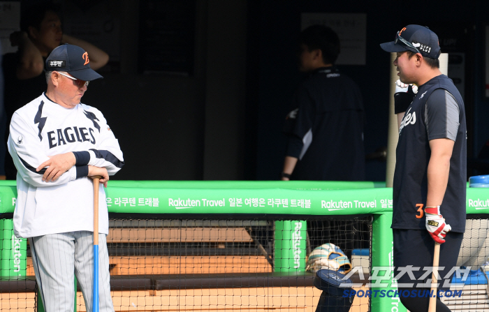 [포토] 김경문 감독 '안치홍 7번 배치'