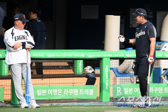 '드디어 1군 복귀' 72억 FA, 복귀 첫날 안치홍 7번 배치한 김경문 감독의 믿음