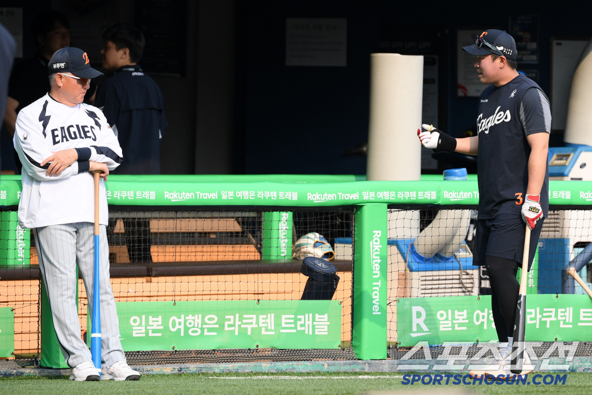 '드디어 1군 복귀' 72억 FA, 복귀 첫날 안치홍 7번 배치한 김경문…