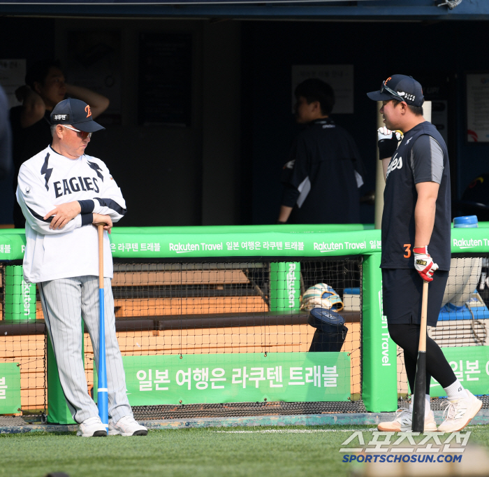 '드디어 1군 복귀' 72억 FA, 복귀 첫날 안치홍 7번 배치한 김경문…