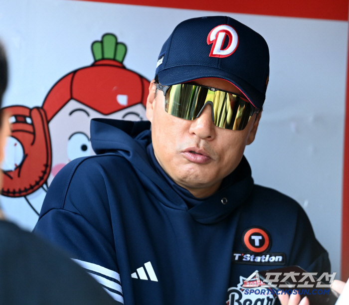 [포토] 취재진과 이야기 나누는 이승엽 감독