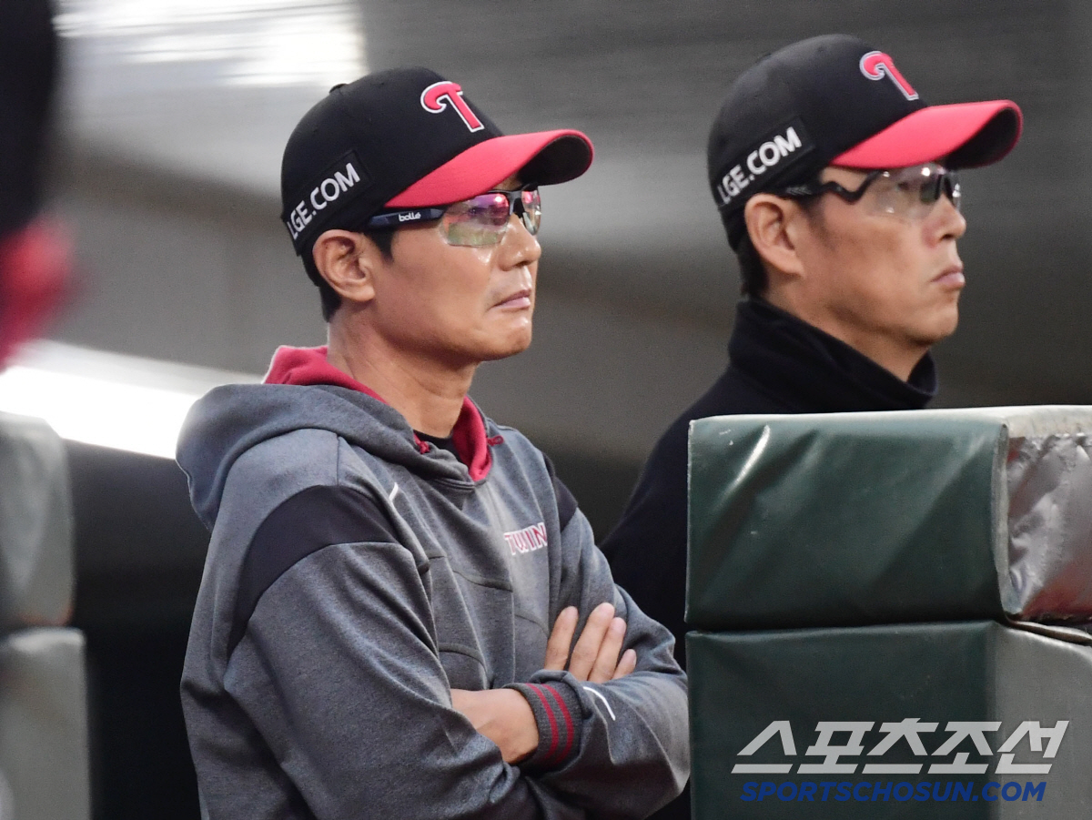 22일 부산 사직야구장에서 열린 KBO리그 롯데와 LG의 경기. 경기 지켜보는 LG 염경엽 감독. 부산=송정헌 기자songs@sportschosun.com/2025.05.22/