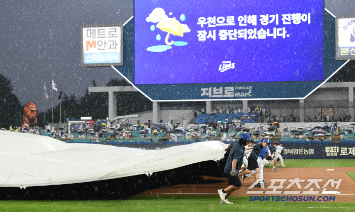 라팍에 천둥 번개 동반 요란한 비, 경기 개시 5분만에 중단...취소시 DH 없이 추후편성[속보]