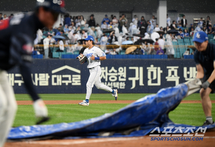 '덕아웃이 물에 잠겼다' 천둥 번개에 우박까지 아수라장된 라팍, 삼성-롯…
