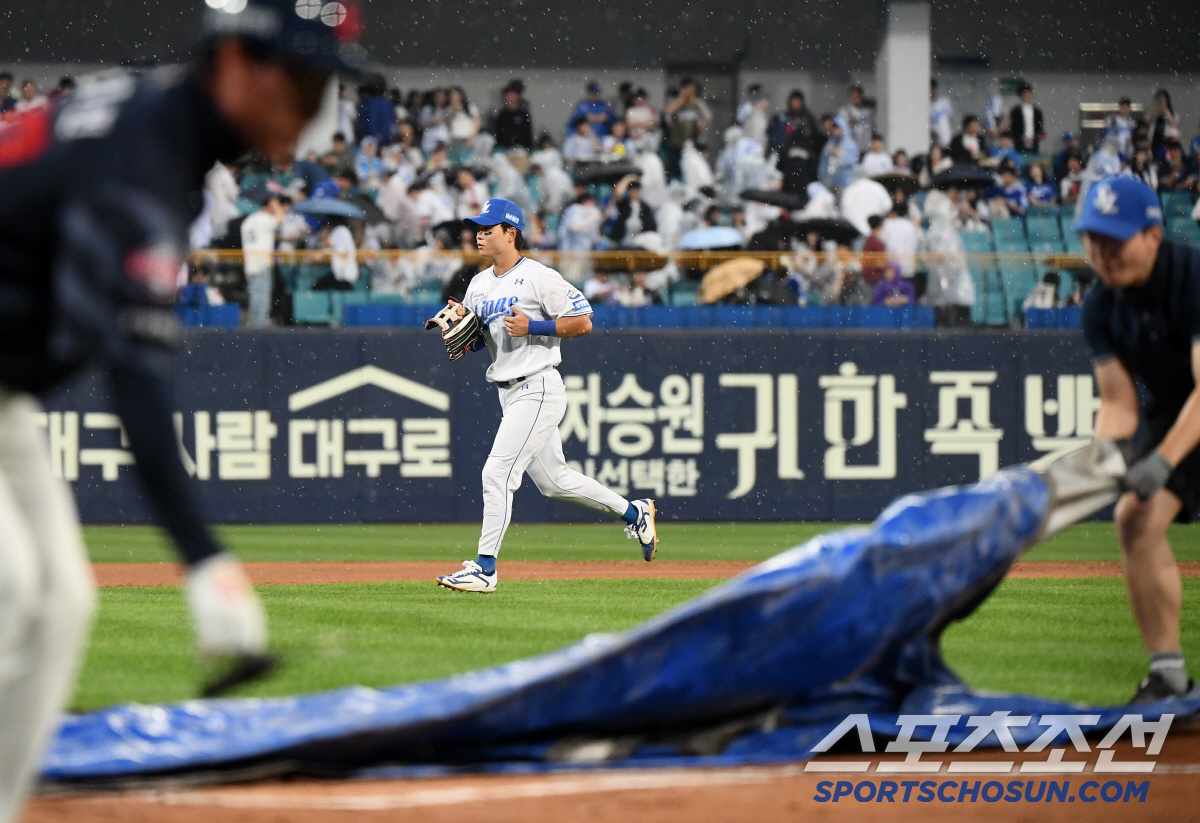 '덕아웃이 물에 잠겼다' 천둥 번개에 우박까지 아수라장된 라팍, 삼성-롯…