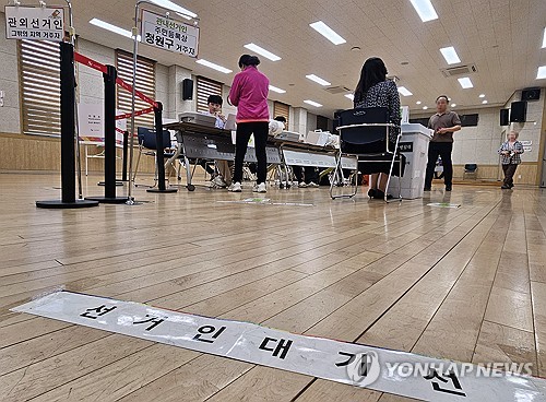 (청주=연합뉴스) 천경환 기자 = 제21대 대통령선거 사전투표 첫날인 29일 청주 율량·사천동 행정복지센터에 마련된 투표소에서 유권자들이 투표하고 있다. 2025.5.29 kw@yna.co.kr