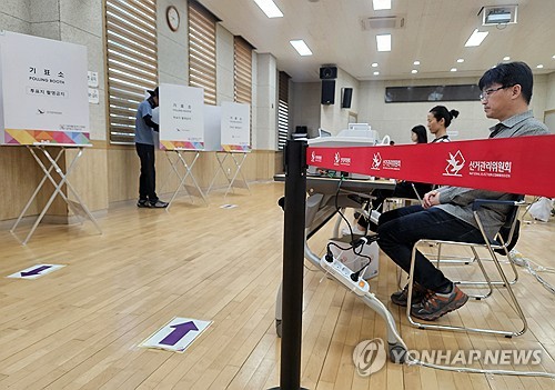 (청주=연합뉴스) 천경환 기자 = 제21대 대통령선거 사전투표 첫날인 29일 청주 율량·사천동 행정복지센터에 마련된 투표소에서 유권자들이 투표하고 있다. 2025.5.29 kw@yna.co.kr