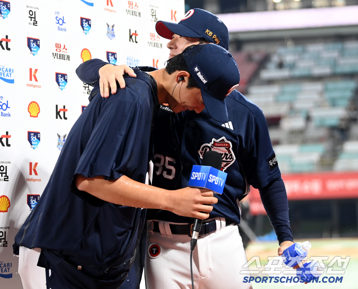 19살 루키 첫 승 축하한 42살 최고참 투수, 시원한 물세례에 따뜻한 …