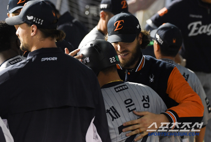 '결정적인 순간 아쉬운 수비' 굳어버린 에이스 폰세의 표정, 7회 노시환…