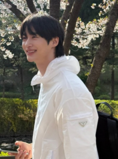 [SCin스타] “왕자님이 따로 없네” 변우석, 조각 비주얼로 여심 강타
