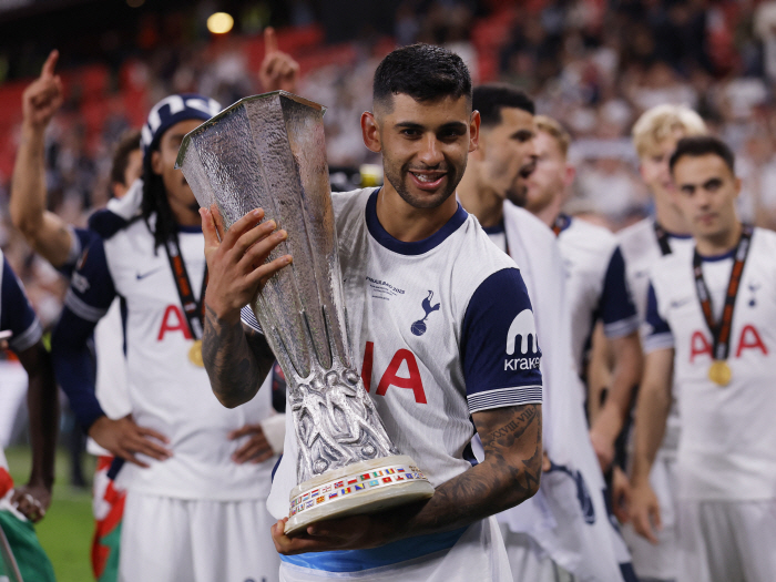 손흥민 속 좀 그만 뒤집어라! 'UEL 우승 MVP' 부주장 "라리가서 …