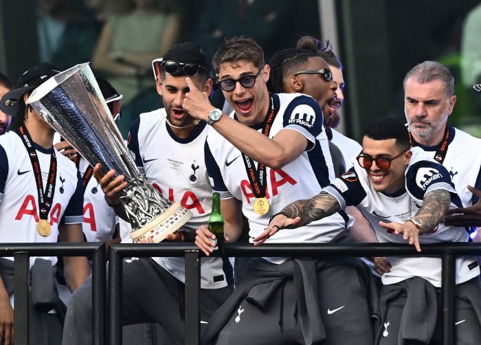 손흥민 속 좀 그만 뒤집어라! 'UEL 우승 MVP' 부주장 "라리가서 …
