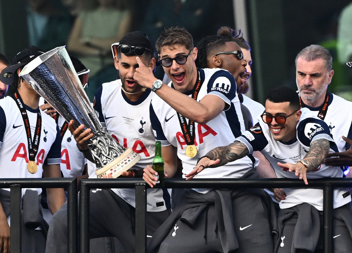 손흥민 속 좀 그만 뒤집어라! 'UEL 우승 MVP' 부주장 "라리가서 …