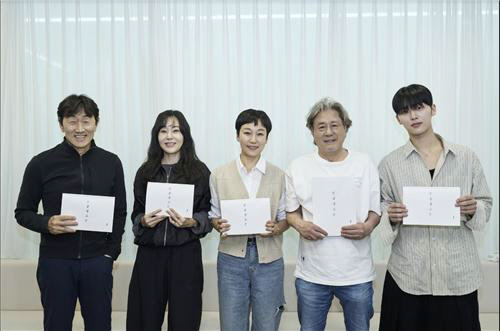 [공식] 최민식X최현욱, 비밀스런 문학 수업…넷플릭스 ‘맨 끝줄 소년’ …