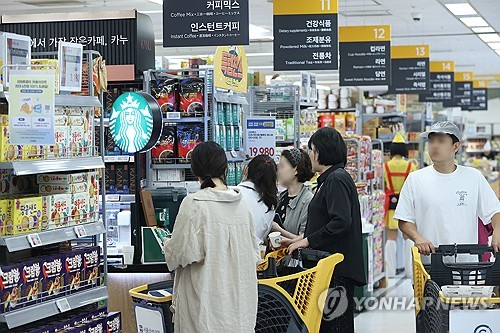 (서울=연합뉴스) 강민지 기자 = 국내 주요 식품기업들의 올해 1분기 대체로 영업이익이 감소한 것으로 나타났다. 재룟값과 원/달러 상승이 겹쳐 원가 부담이 커진 데다, 내수 침체로 국내 소비는 위축됐기 때문이다. 사진은 16일 서울의 한 대형마트에 진열된 식품류 모습. 2025.5.16 mjkang@yna.co.kr