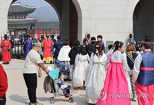 "4월 방한 외국인관광객 171만명…코로나 때보다 많았다"