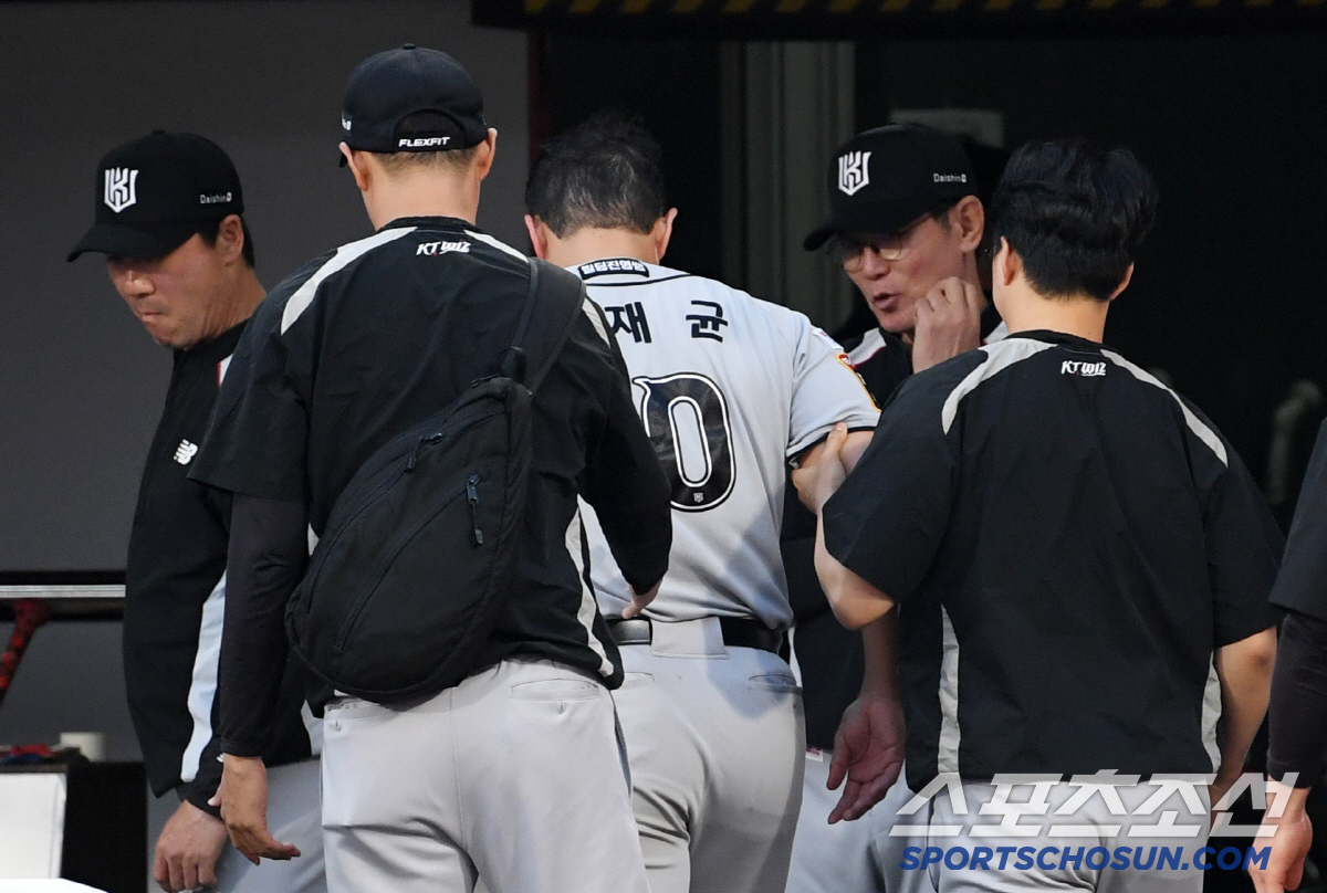 '이럴수가' 결국 목발 짚고 돌아왔다, 4할 타자 잃었다…예비 FA들 줄…