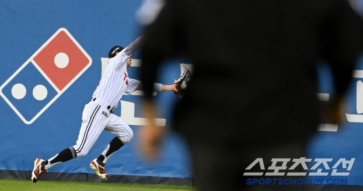 '또 박해민이야?' 플로리얼 허탈 웃음…한화 킬러의 환상 수비쇼[잠실 현…