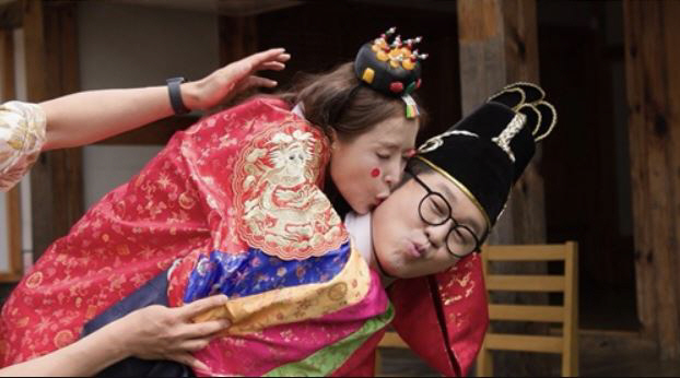 신지, '결혼' 김종민 부러웠나…지상렬과 전통 혼례 중 갑자기 뽀뽀