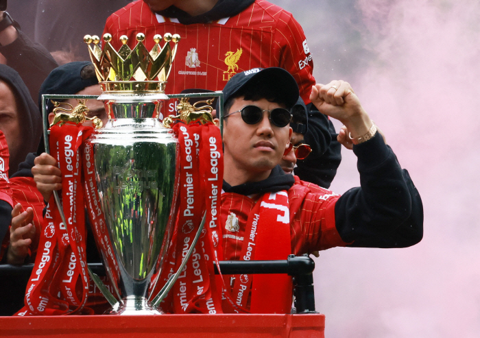 EPL 우승하고 일장기 펄럭...'치욕의 벤치 신세' 일본 국대 주장, …