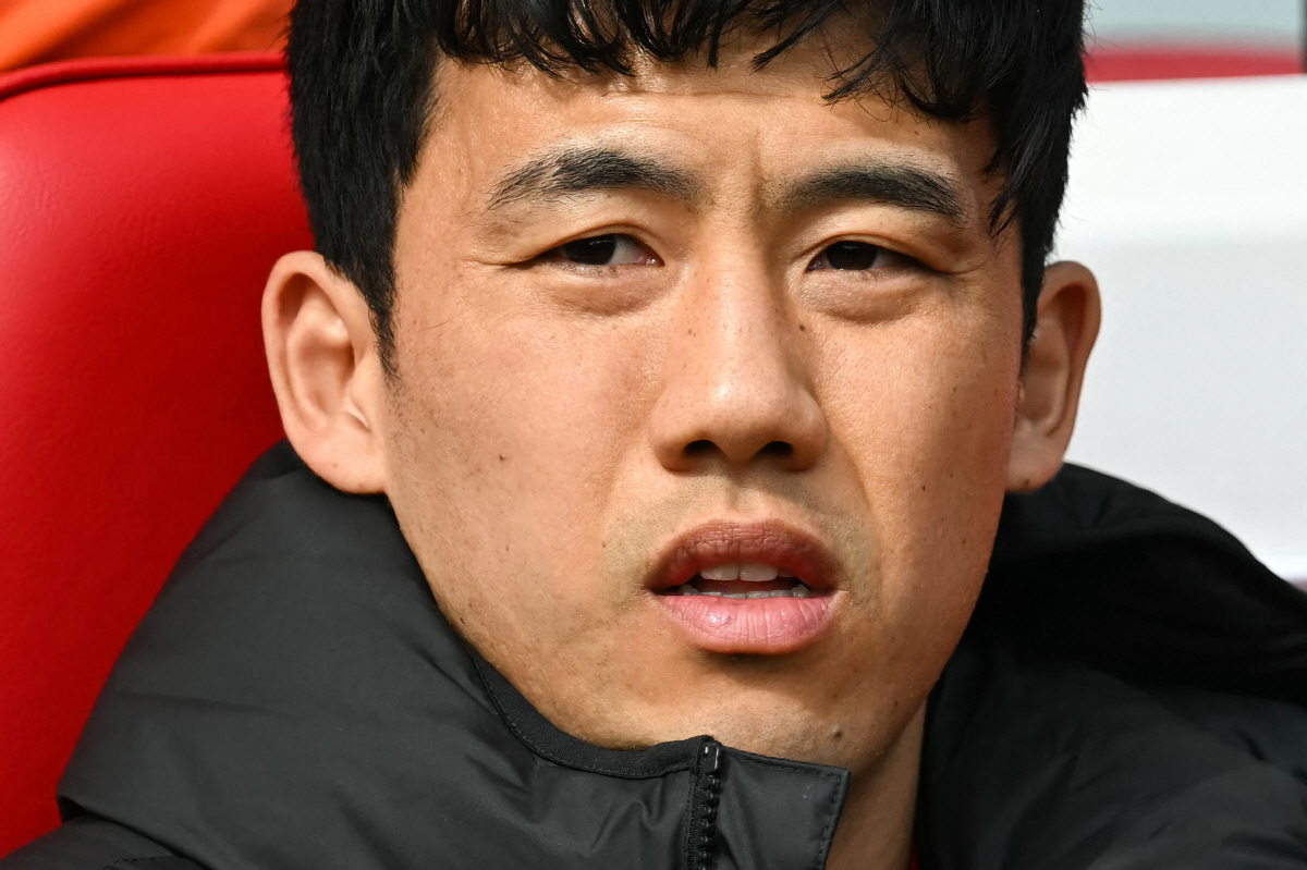 EPL 우승하고 일장기 펄럭...'치욕의 벤치 신세' 일본 국대 주장, …
