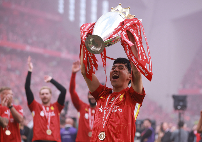 EPL 우승하고 일장기 펄럭...'치욕의 벤치 신세' 일본 국대 주장, …