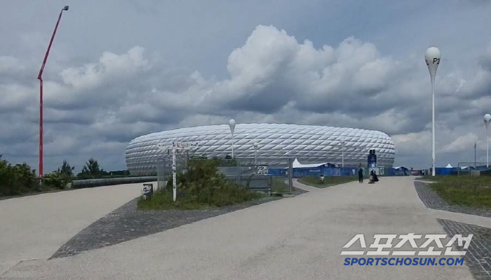 바이에른 뮌헨 홈구장 알리안츠 아레나, UEFA 등쌀에 '간판 뗐다'