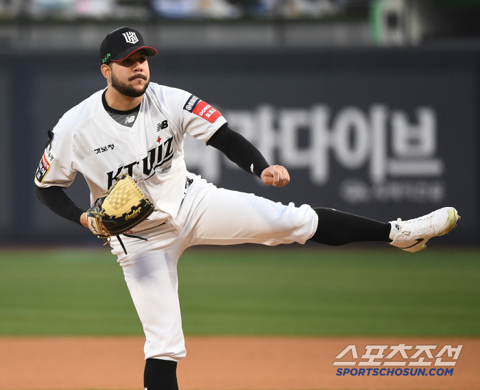 '헤이수스 완벽 부활 → 안현민 또 홈런' KT, KIA 꺾고 롯데 맹추격
