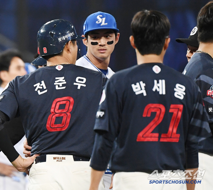 무실점 호투하던 선발이 불구덩이에 뛰어들다니...박세웅도 참기 힘들었던 …