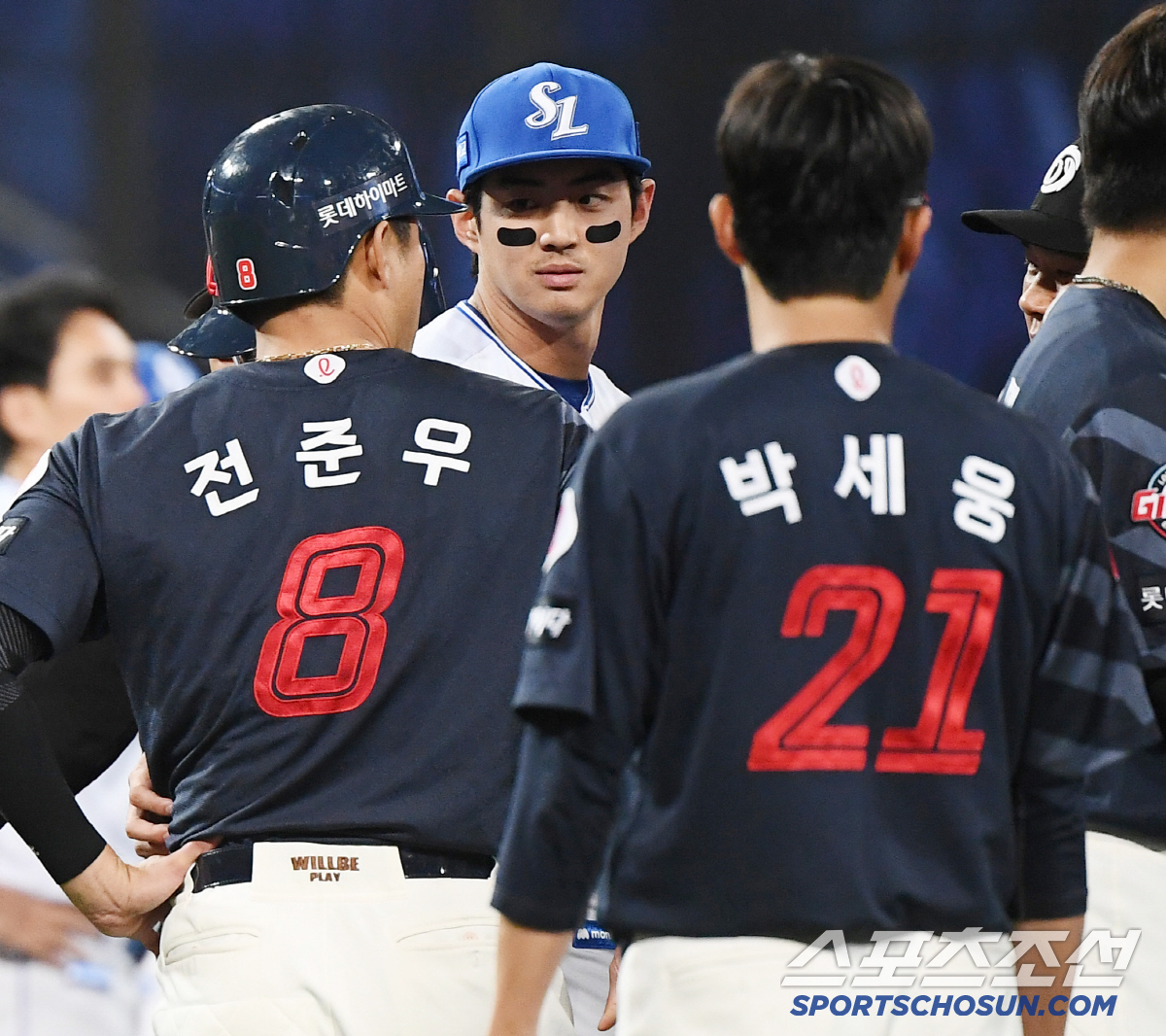 무실점 호투하던 선발이 불구덩이에 뛰어들다니...박세웅도 참기 힘들었던 …