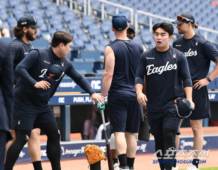 폰세 재계약 하면 구해준댔는데...NC 팬이 토론토 유니폼 선물했다 [창…