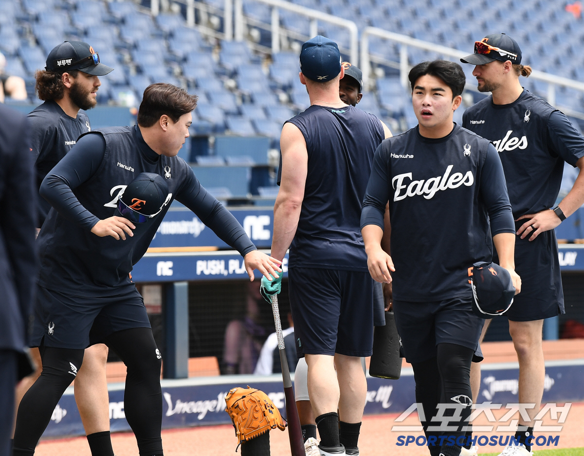 폰세 재계약 하면 구해준댔는데...NC 팬이 토론토 유니폼 선물했다 [창…