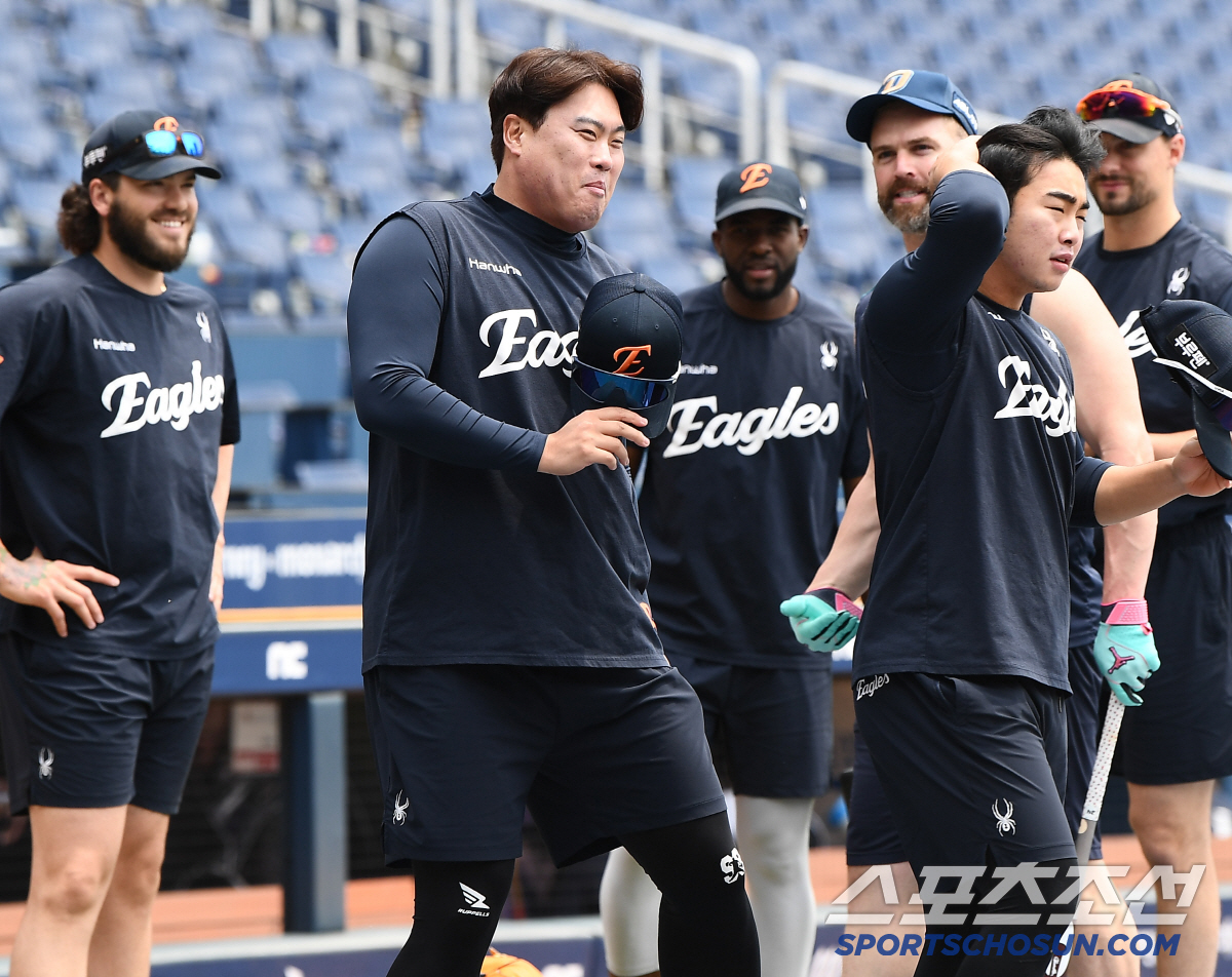 폰세 재계약 하면 구해준댔는데...NC 팬이 토론토 유니폼 선물했다 [창…