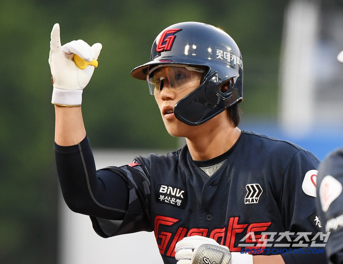 전민재 첫 리드오프 출격! 김민성 1군 말소→'타율 0.347' 육성+신인 이태경 첫 1군 등록 [In&Out]