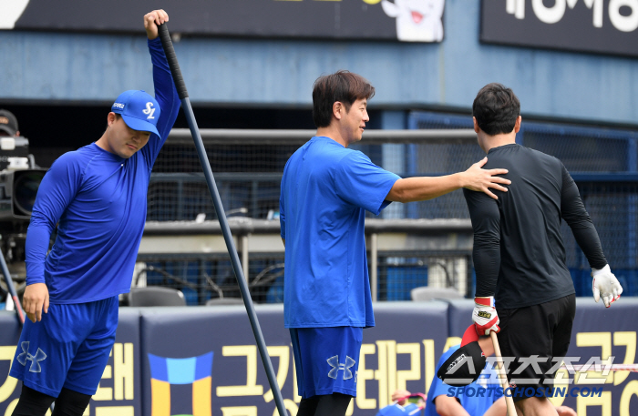 '동원아 형 품에 안겨' 강민호 손짓에 달려가 품에 안긴 박동원...뜨겁…