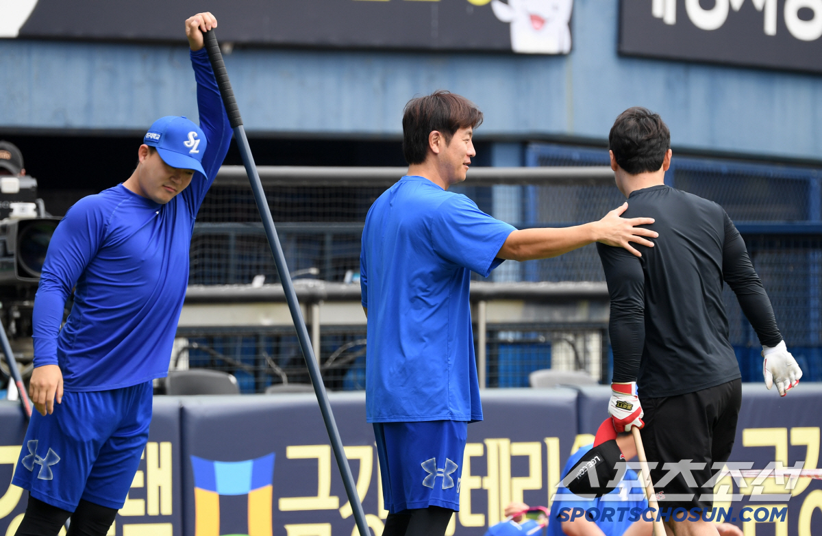 '동원아 형 품에 안겨' 강민호 손짓에 달려가 품에 안긴 박동원...뜨겁…