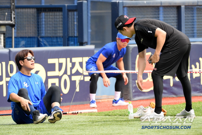 'KBO 입담꾼 두 사람이 만났다' 경기 전 그라운드에 웃음꽃 만개, 엉…
