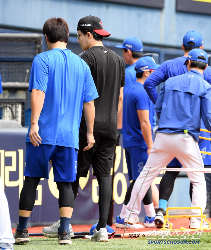 'KBO 입담꾼 두 사람이 만났다' 경기 전 그라운드에 웃음꽃 만개, 엉…