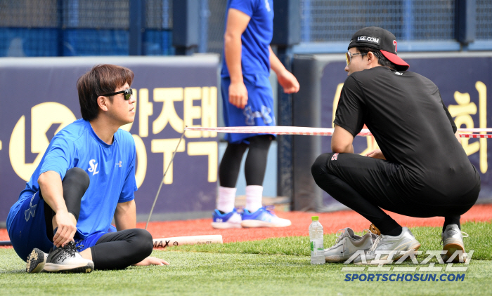 'KBO 입담꾼 두 사람이 만났다' 경기 전 그라운드에 웃음꽃 만개, 엉…