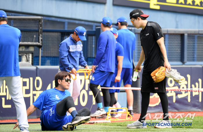'KBO 입담꾼 두 사람이 만났다' 경기 전 그라운드에 웃음꽃 만개, 엉…