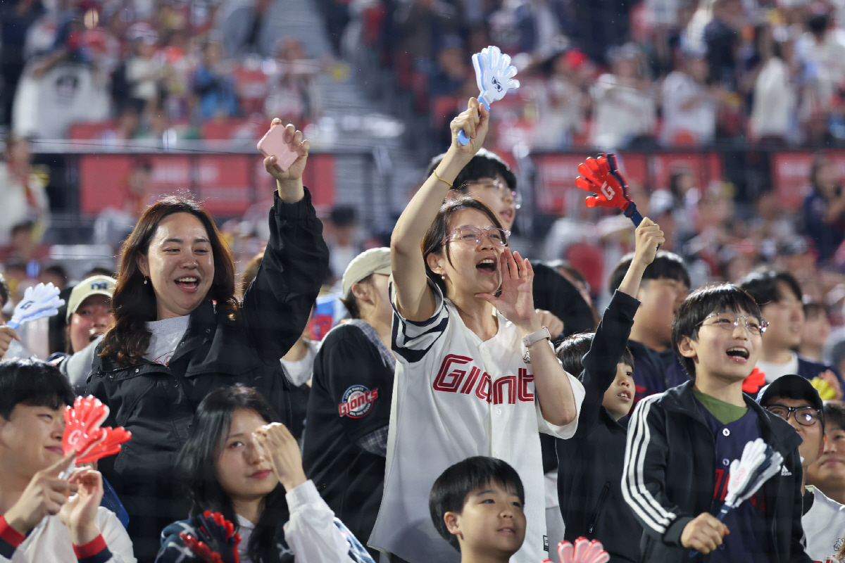 롯데 고공비행에 팬心 폭발! 사직 15경기 연속 매진 → 홈 평균 관중 …