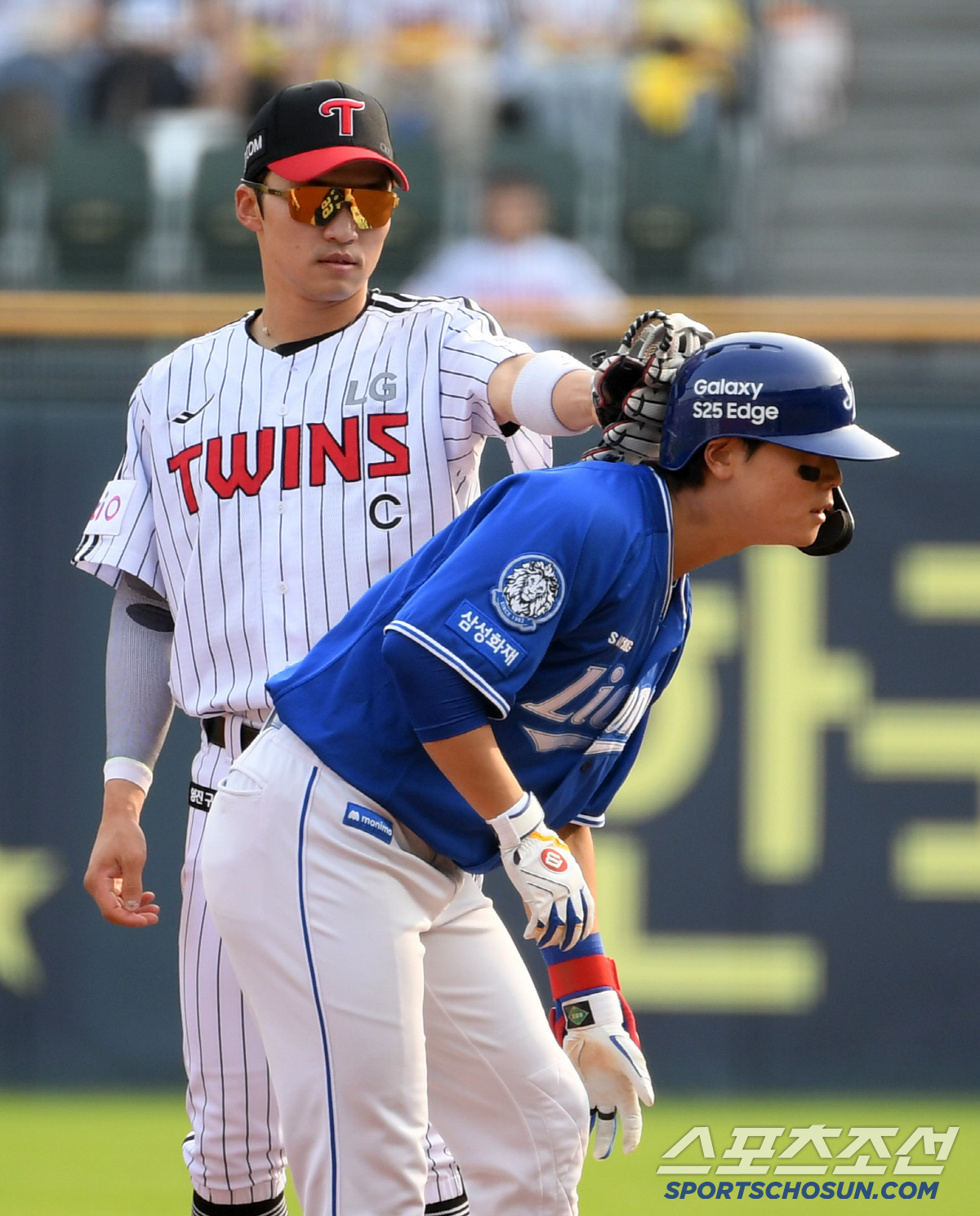 '갑자기 헬멧에 날아든 글러브' 존경하던 선배 박해민 앞에서 4안타 맹타…