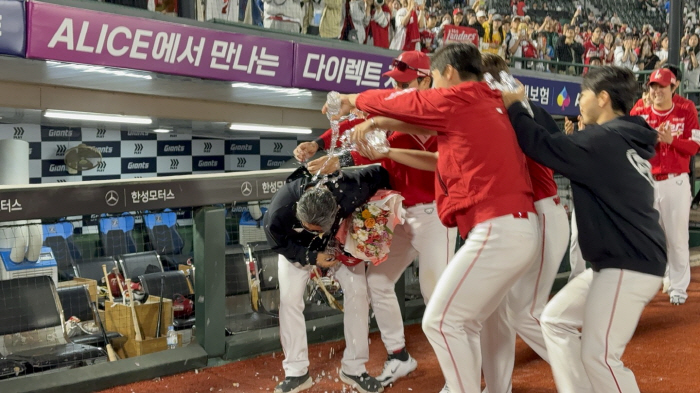 '100승 달성' 이숭용 당황시킨 케이크 돌격…범인은? "할사람이 나밖에…