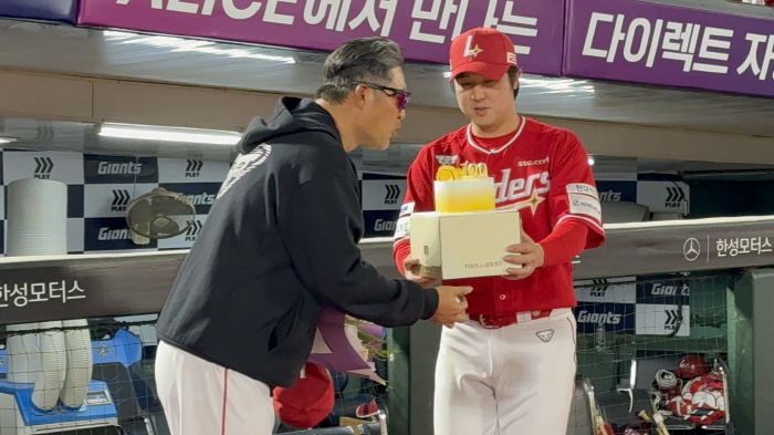 '100승 달성' 이숭용 당황시킨 케이크 돌격…범인은? "할사람이 나밖에…