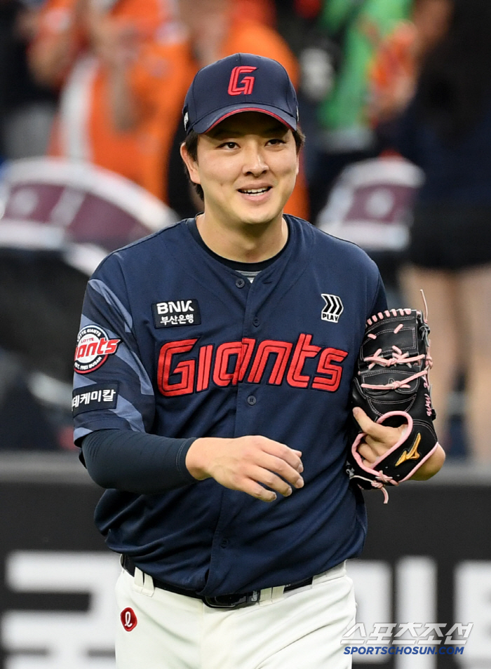 'ERA 1.07+구원 4위' 철벽으로 거듭난 김원중, 54억 아깝지 않…