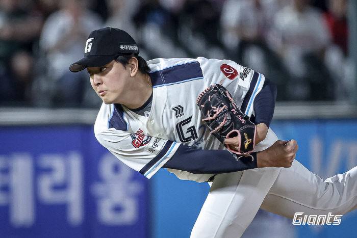 'ERA 1.07+구원 4위' 철벽으로 거듭난 김원중, 54억 아깝지 않…