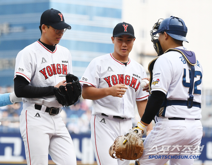 [포토] 마산용마고 박인욱-김주영, 전국대회 준우승 후 시구 시타